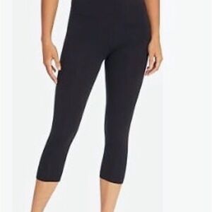 Bally Total Fitness Mid Rise Tummy Control Capri Leggings Black M
